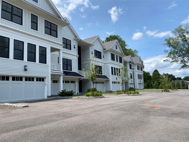 133 Spring Rd in Huntington, NY - Building Photo - Building Photo
