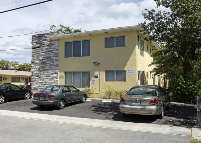 Emerald Lake Residence Hall in North Miami, FL - Building Photo - Building Photo