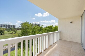 7051 Environ Blvd in Lauderhill, FL - Building Photo - Building Photo