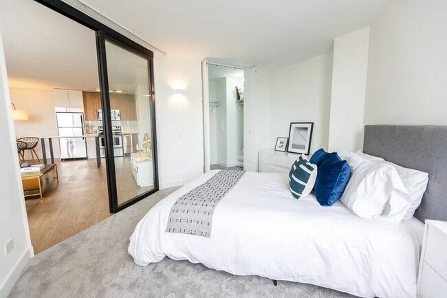 2635 N Clark St, Unit 901 in Chicago, IL - Building Photo - Building Photo