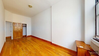 222 W 72nd St in New York, NY - Building Photo - Building Photo