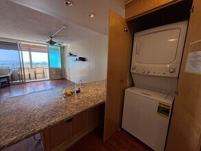 1676 Ala Moana Blvd in Honolulu, HI - Foto de edificio - Building Photo