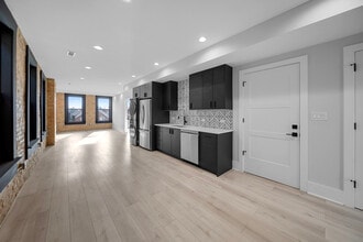 1320 W 19th St, Unit A3 in Chicago, IL - Building Photo - Building Photo