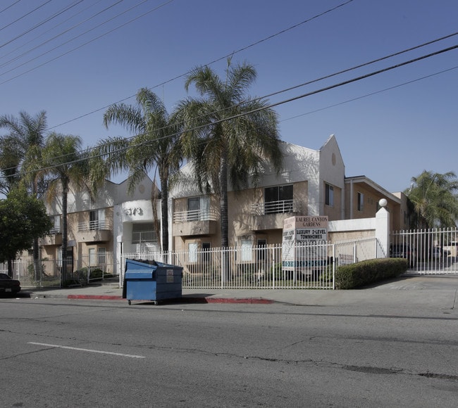 Laurel Canyon Gardens in Pacoima, CA - Foto de edificio - Building Photo