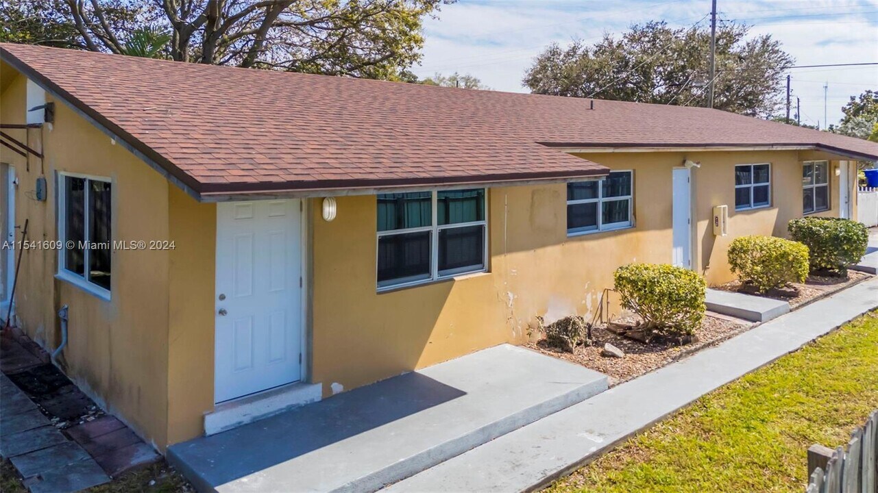 5841 Lincoln St, Unit 2 in Hollywood, FL - Building Photo