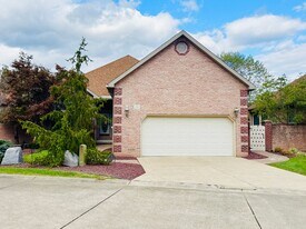 13 Hamlet Cl in Parkersburg, WV - Building Photo