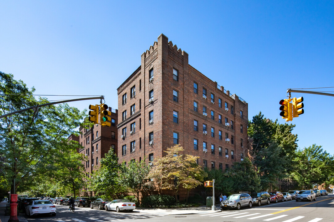 3353 82nd St in Jackson Heights, NY - Foto de edificio