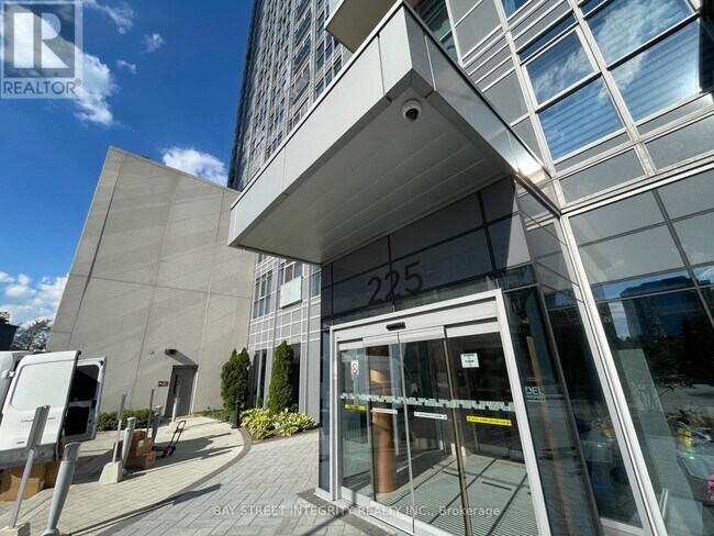 225 Village Green Square in Toronto, ON - Building Photo - Building Photo
