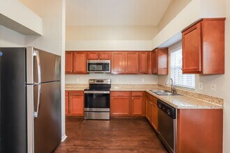 1717 Tarah Trace Dr in Brandon, FL - Building Photo - Building Photo