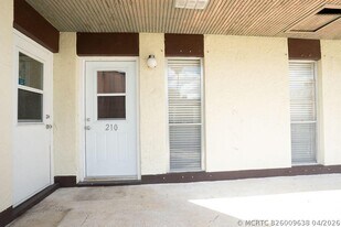 2 Greenway Village N in Royal Palm Beach, FL - Building Photo