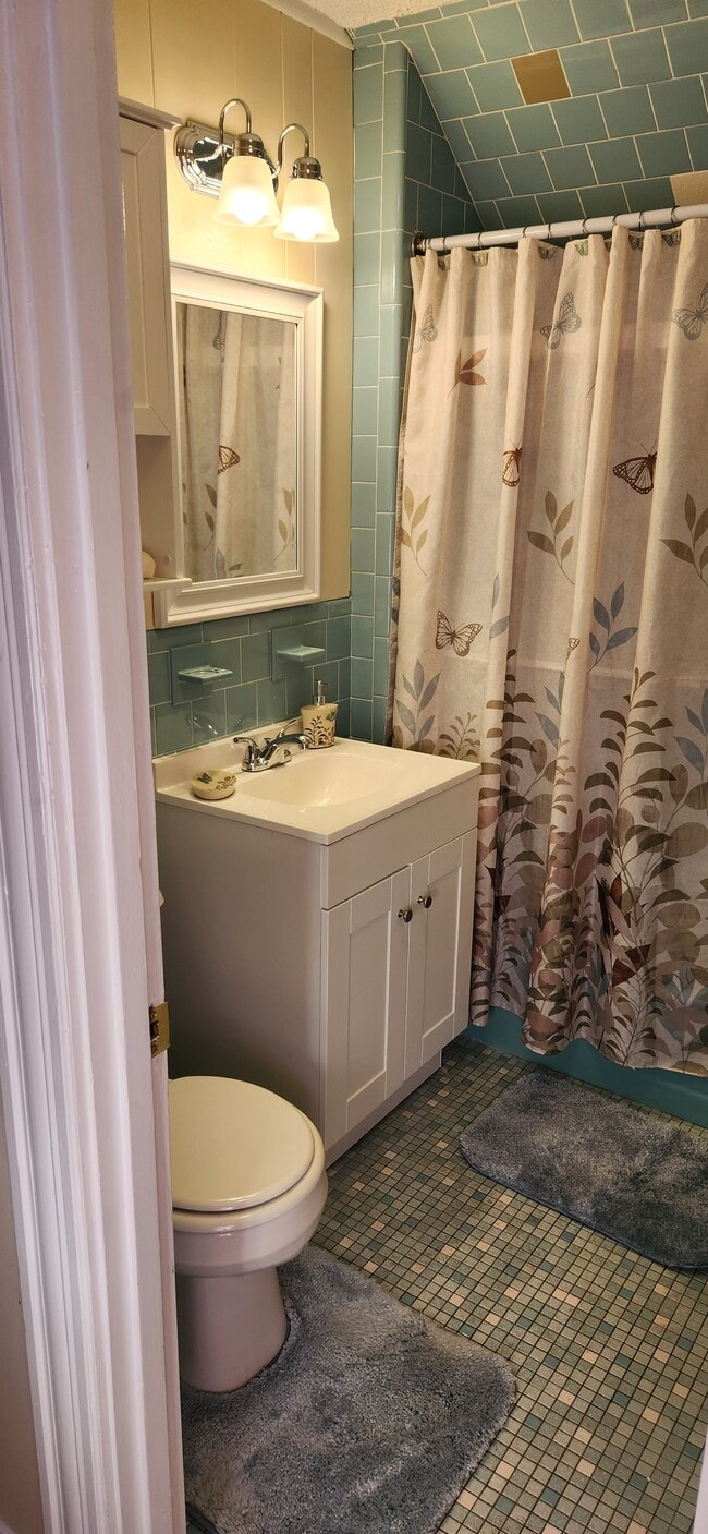 1320 Cranston St, Unit 2nd floor in Cranston, RI - Foto de edificio - Building Photo