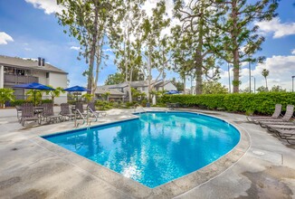 Villa Creek Apartments in Cypress, CA - Foto de edificio - Building Photo