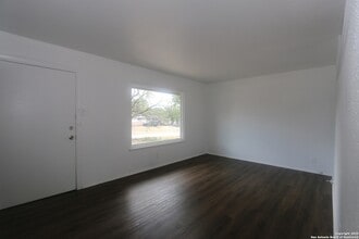 127 Fair Valley St in San Antonio, TX - Building Photo - Building Photo