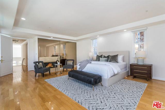 property at 107 N Doheny Dr