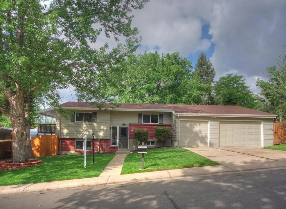 827 S Robb Way in Lakewood, CO - Building Photo