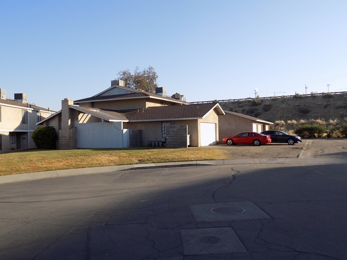 204 Jardin Ct in Bakersfield, CA - Building Photo