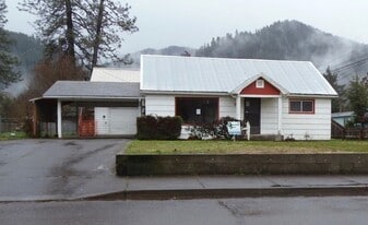 47564 School Street in Oakridge, OR - Building Photo