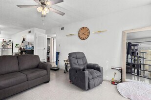 6911 Cooper Ln in Austin, TX - Building Photo