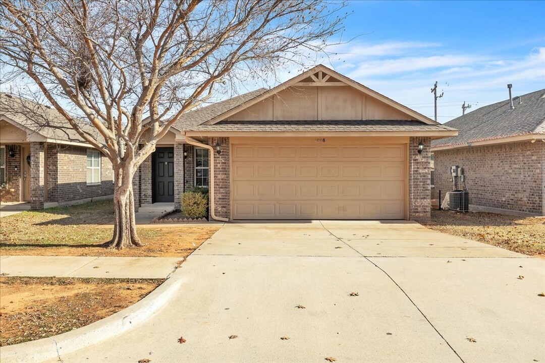 1008 Denmark St in Yukon, OK - Building Photo