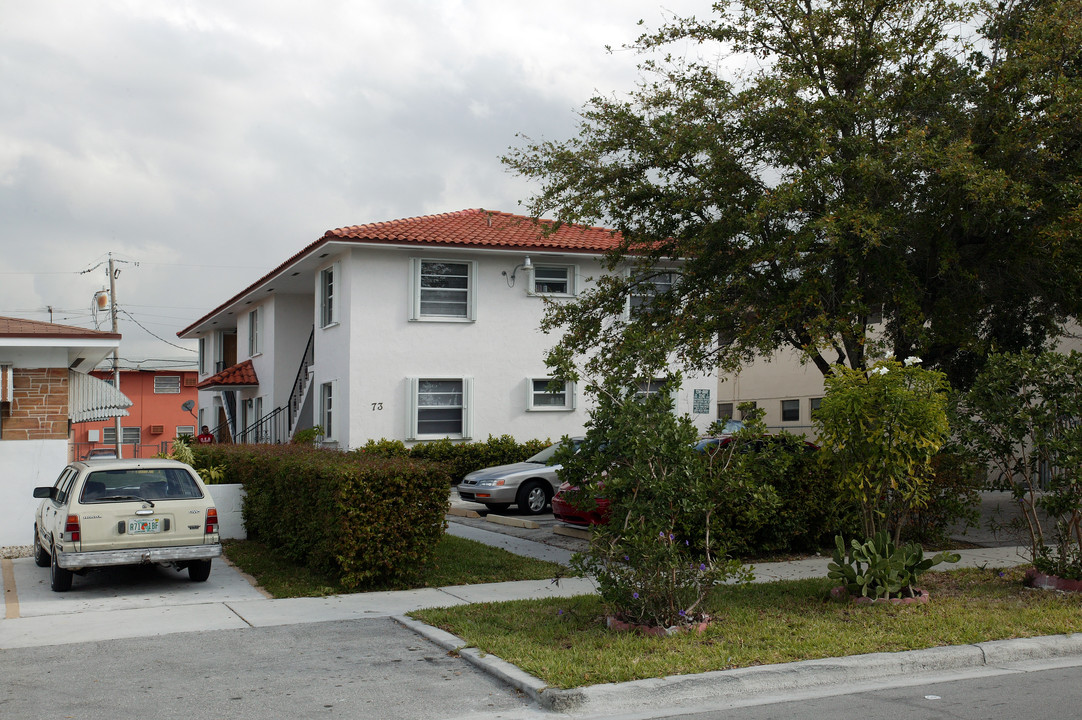 73 W 30th St in Hialeah, FL - Foto de edificio