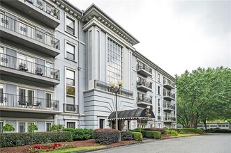 3203 Lenox Rd NE in Atlanta, GA - Foto de edificio - Building Photo
