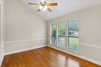 815 Millpond Dr in Sugar Land, TX - Building Photo - Building Photo