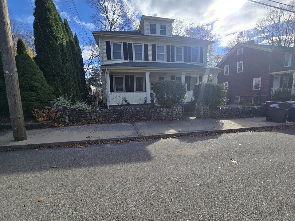 19 Downer St in Stonington, CT - Building Photo