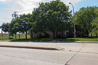 Good Tree Apartments in Milwaukee, WI - Building Photo - Building Photo