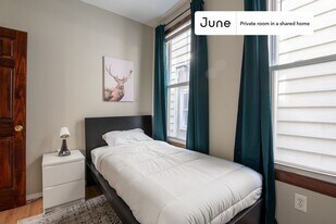 Room in Shared 4 bed/1 bath home in Chicago, IL - Building Photo