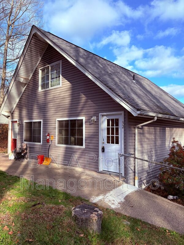 108 3rd St in Gouldsboro, PA - Building Photo - Building Photo