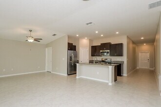 5518 Rainwood Meadows Dr in Ruskin, FL - Foto de edificio - Building Photo