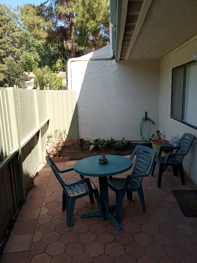 29 Dearborn Pl in Goleta, CA - Building Photo - Building Photo