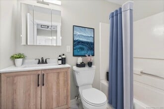 135 Gold Star Hwy in Groton, CT - Foto de edificio - Building Photo