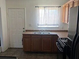 44946 3rd St E in Lancaster, CA - Building Photo