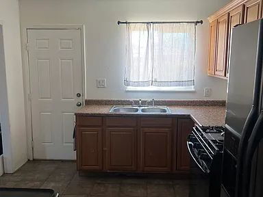 44946 3rd St E in Lancaster, CA - Building Photo