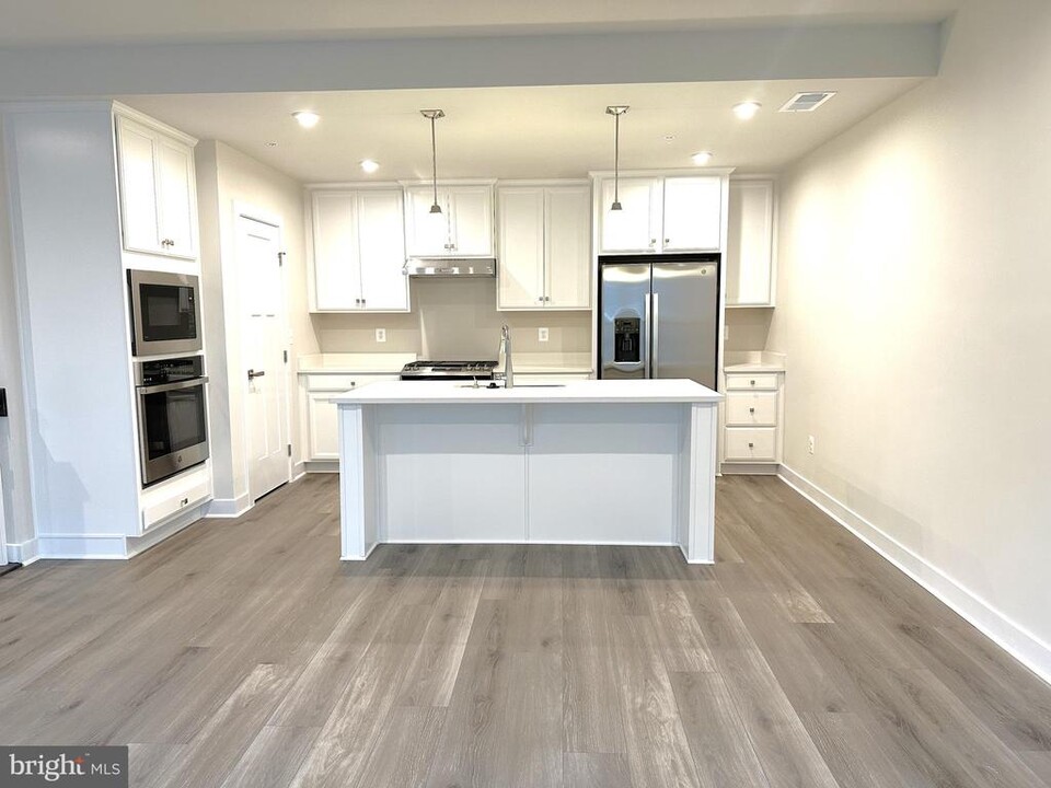 24165 Pissarro Dr in Dulles, VA - Building Photo