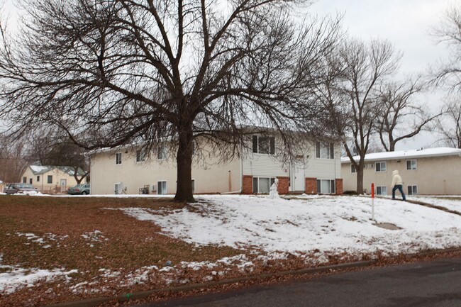 5908 2 1/2 St in Fridley, MN - Foto de edificio - Building Photo