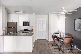 555 W Middlefield Rd, Unit FL2-ID261 in Mountain View, CA - Building Photo - Building Photo