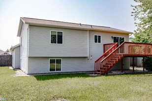 715 49th St S in Fargo, ND - Building Photo