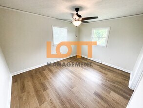 13045 Old White Horse Rd in Travelers Rest, SC - Foto de edificio - Building Photo