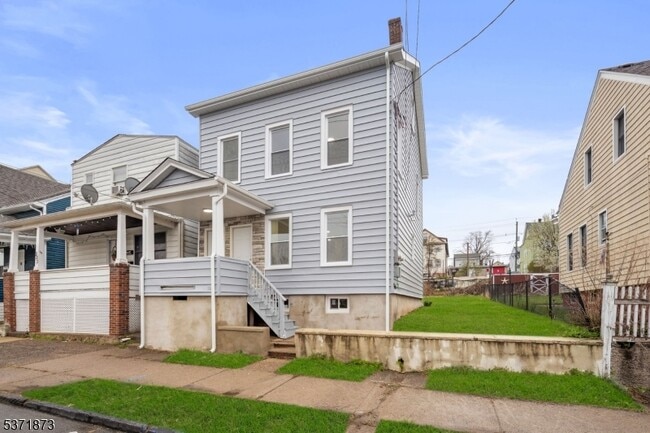 property at 325 N 7th St