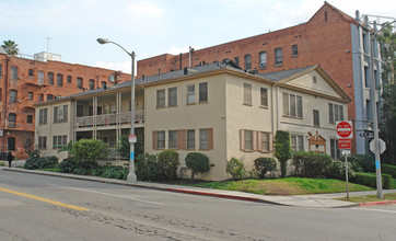 602 S Dunsmuir Ave in Los Angeles, CA - Foto de edificio - Building Photo