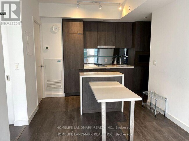 215-1215 Queen St W in Toronto, ON - Building Photo - Building Photo