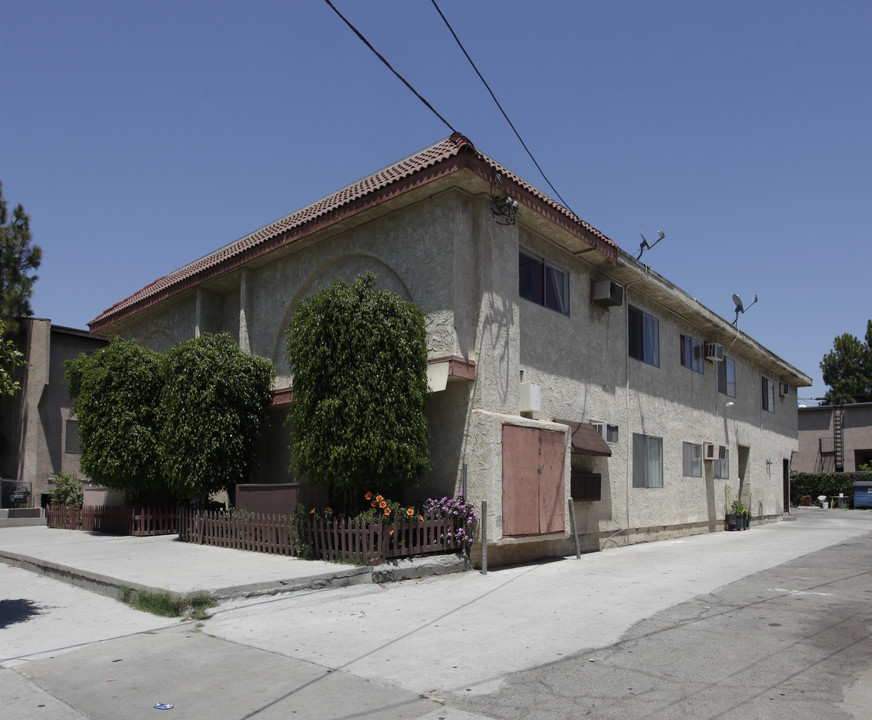 6918 Hinds Ave in North Hollywood, CA - Building Photo