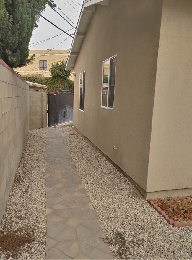 1332 Evergreen St in Burbank, CA - Foto de edificio - Building Photo