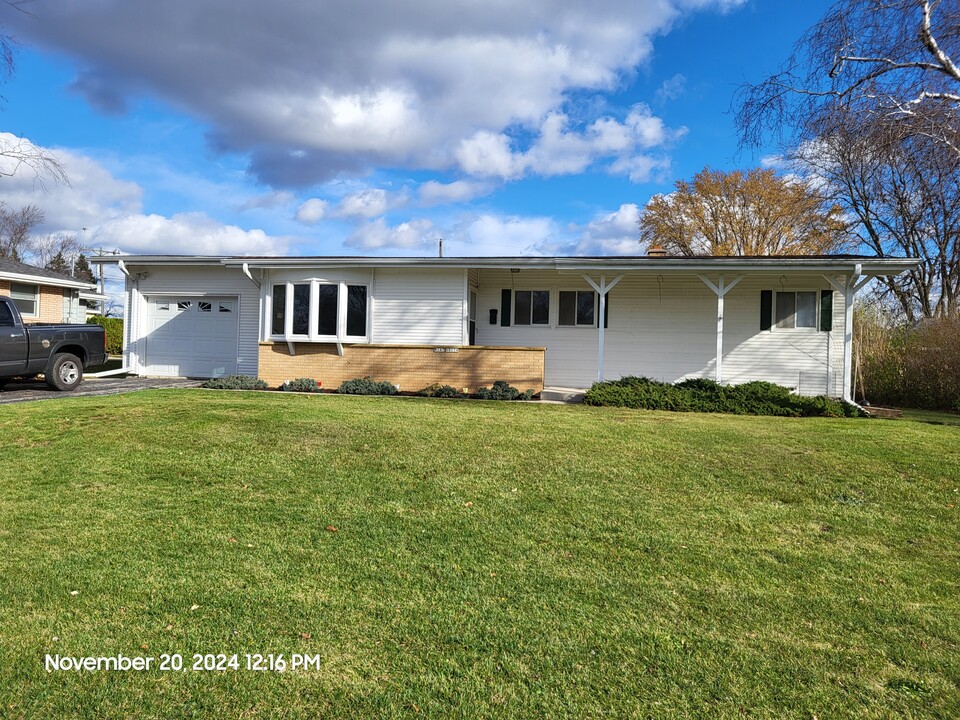 W147N8654 McKinley Dr in Menomonee Falls, WI - Foto de edificio