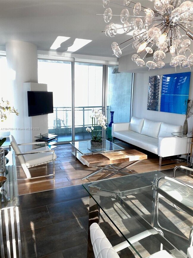 92 SW 3rd St in Miami, FL - Building Photo - Building Photo