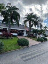202 NE 211th Ter in Miami, FL - Foto de edificio - Building Photo