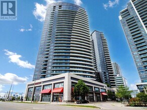 7171-7171 Yonge St in Markham, ON - Building Photo - Building Photo