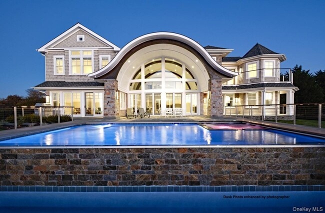 61A S Bay Ave in Southampton, NY - Building Photo - Building Photo